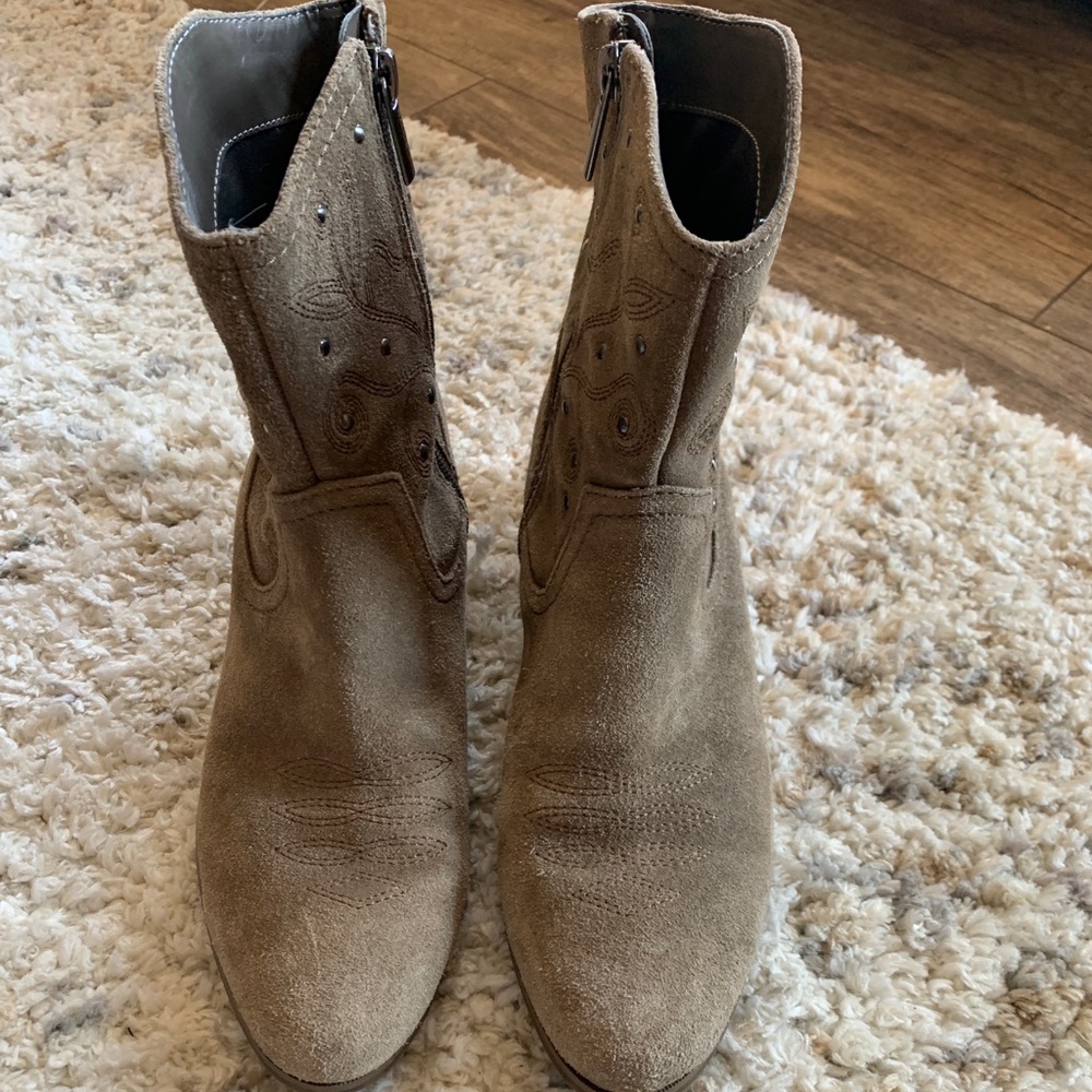 Bandolino boot.  Size 7.5.  Smoke free home.